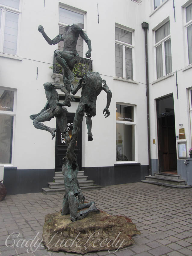 Statuaries in Tiny Courtyards